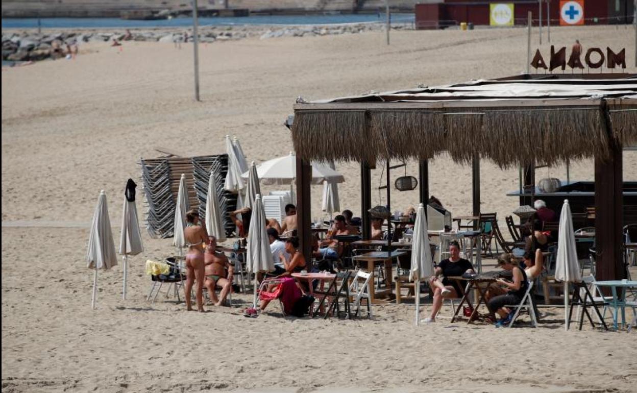 Terraza de un chiringuito de la playa de Barcelona.