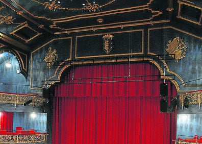 Imagen secundaria 1 - Arriba, patio de butacas del teatro Carrión de un estilo de los años 40; a la izquierda, uno de los escenarios del teatro Zorrilla, con salón-cafetería y sala de conferencias y a la derecha fachada del Teatro Cervantes, con la silueta del rostro del dramaturgo.