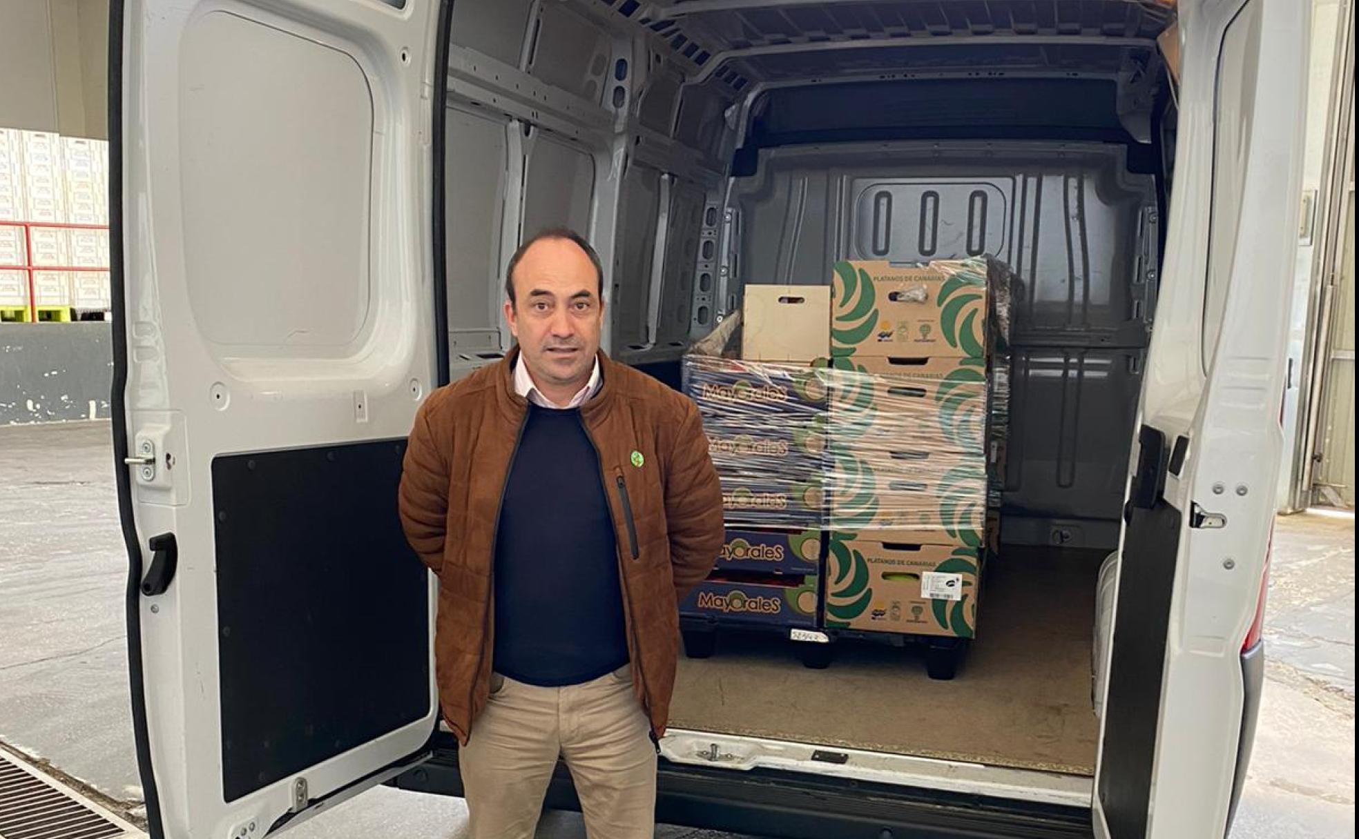 El alcalde Urones, Ignacio Cardeñosa, junto a una de las furgonetas de distribución cargada de productos.