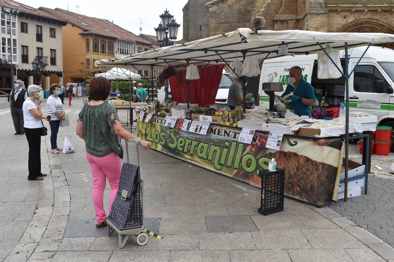Mercadillo en la plaza España de Aguilar.