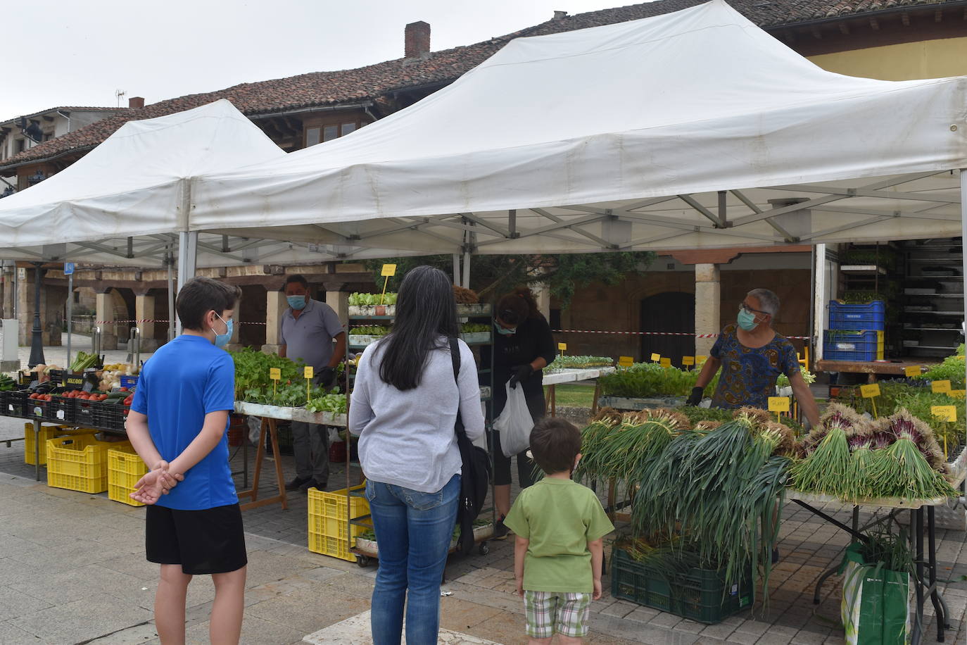 Mercadillo en la plaza España de Aguilar.