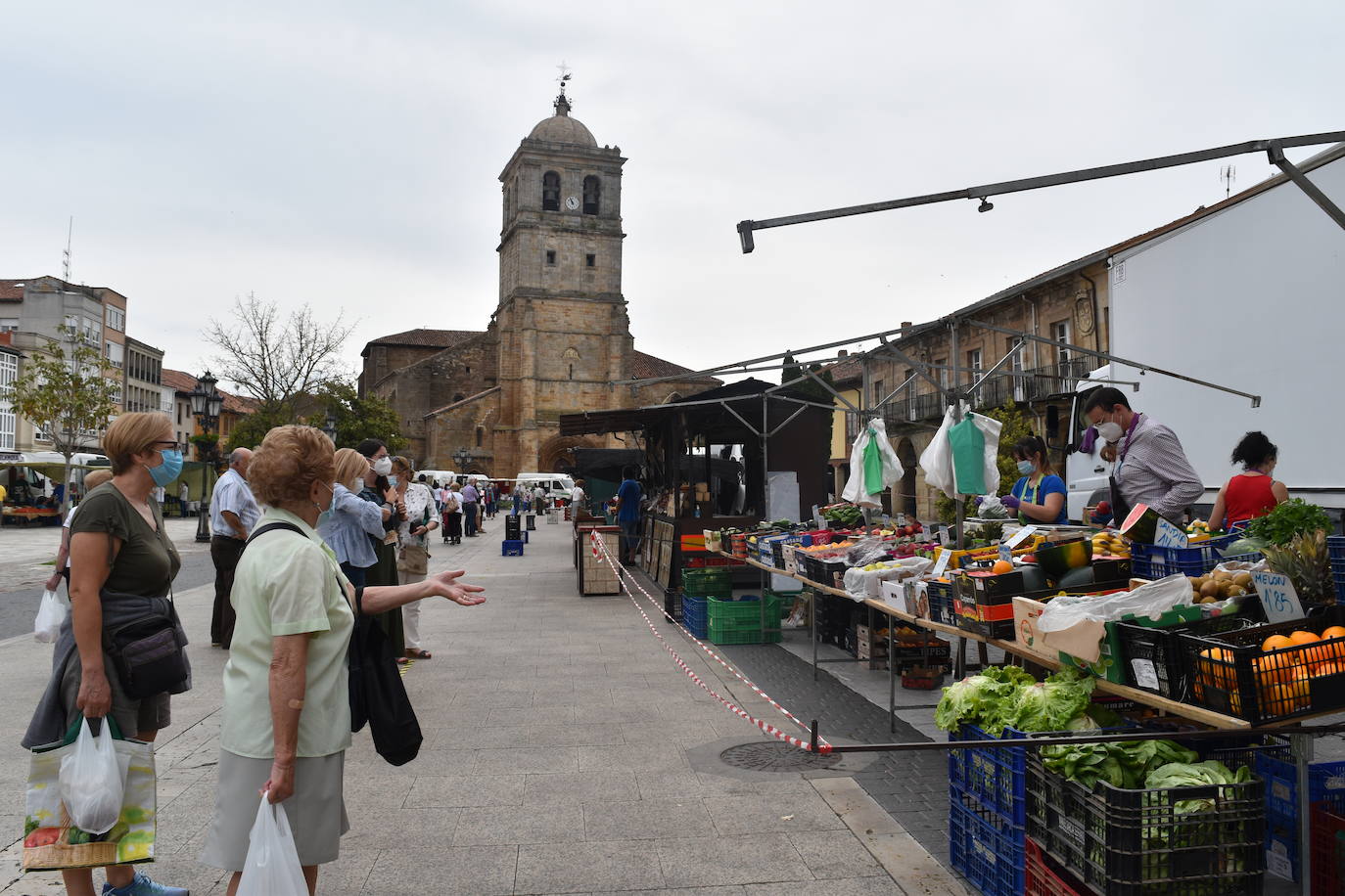 Mercadillo en la plaza España de Aguilar.