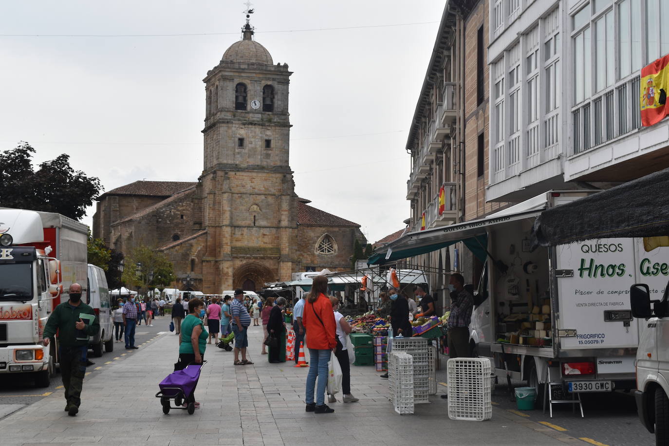 Mercadillo en la plaza España de Aguilar.