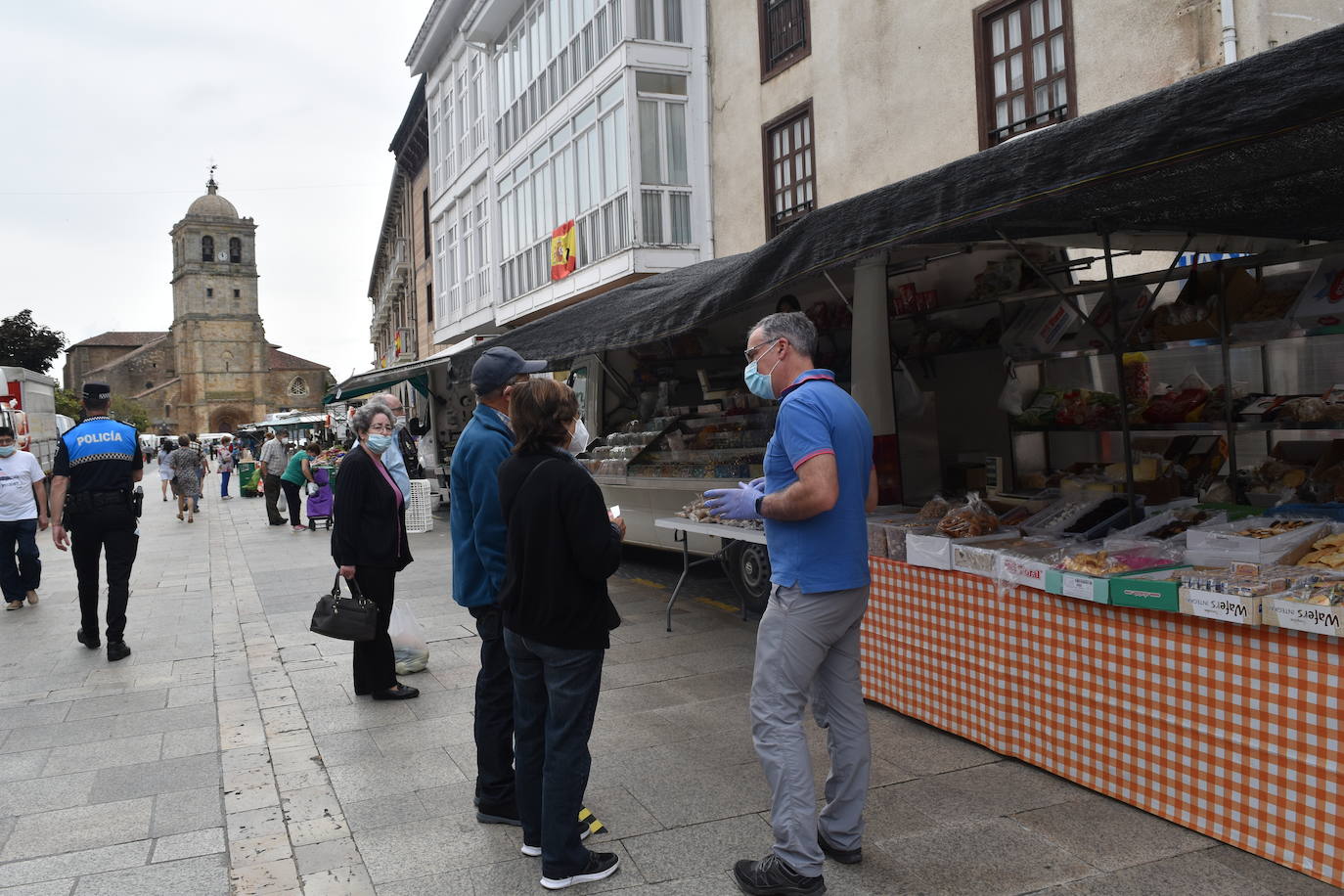 Mercadillo en la plaza España de Aguilar.