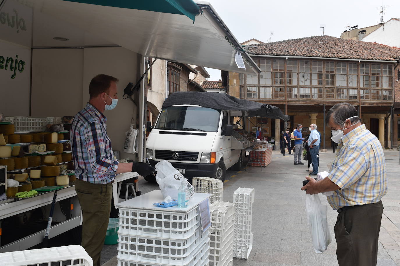 Mercadillo en la plaza España de Aguilar.