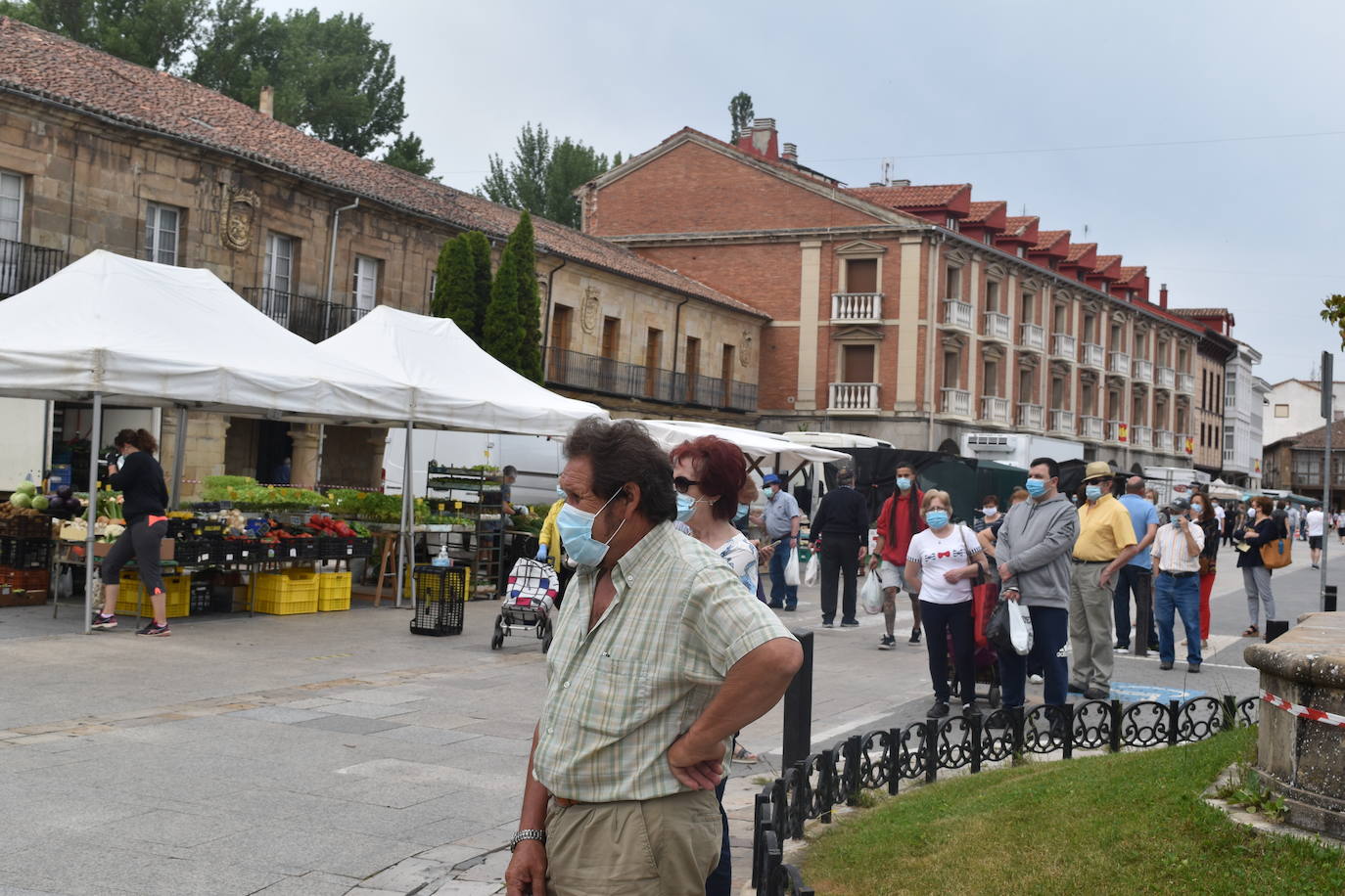 Mercadillo en la plaza España de Aguilar.