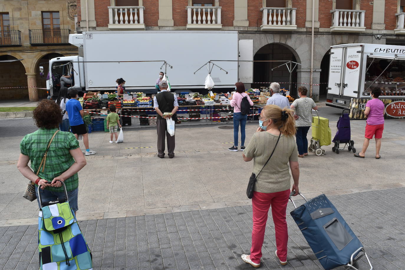 Mercadillo en la plaza España de Aguilar.