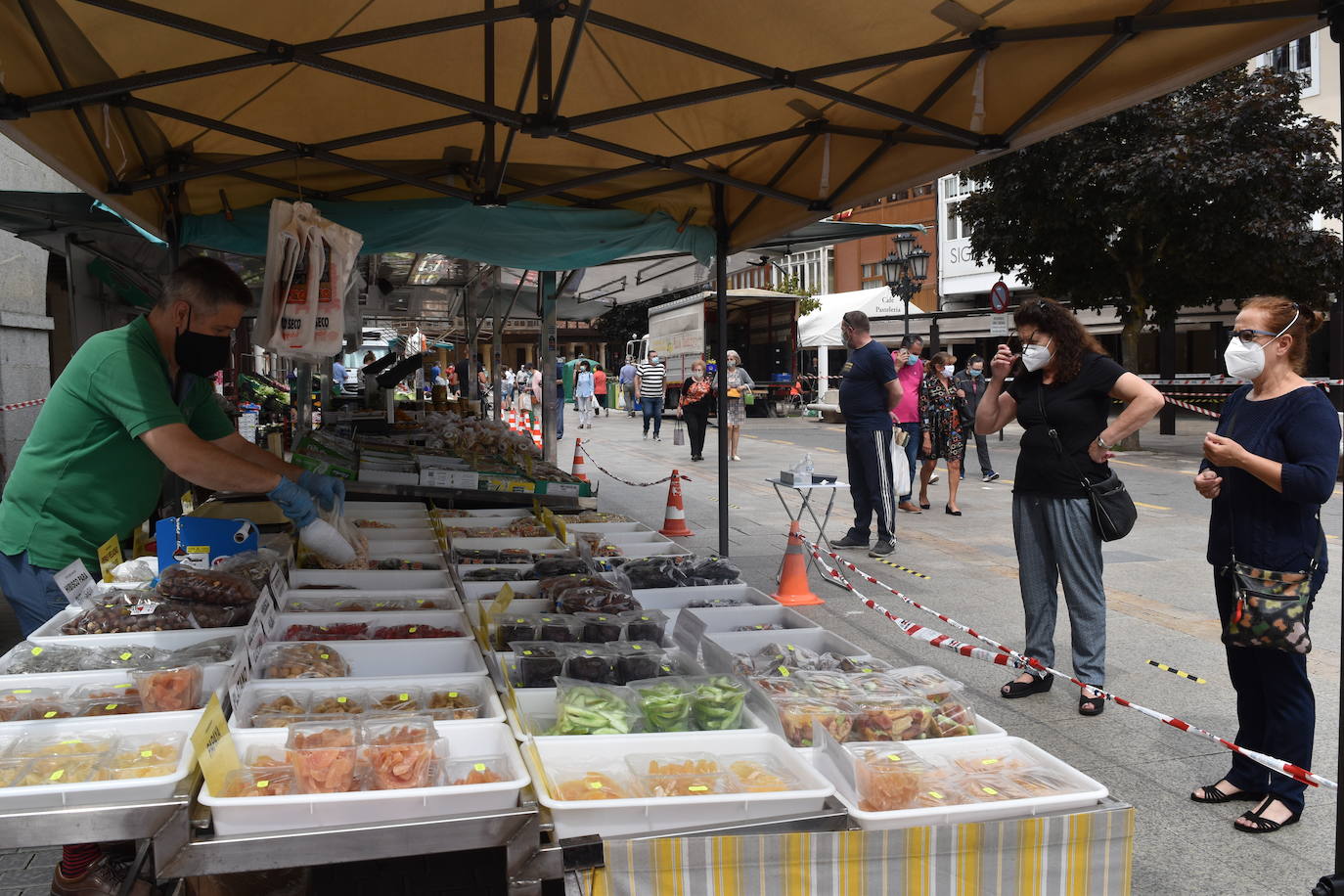 Mercadillo en la plaza España de Aguilar.