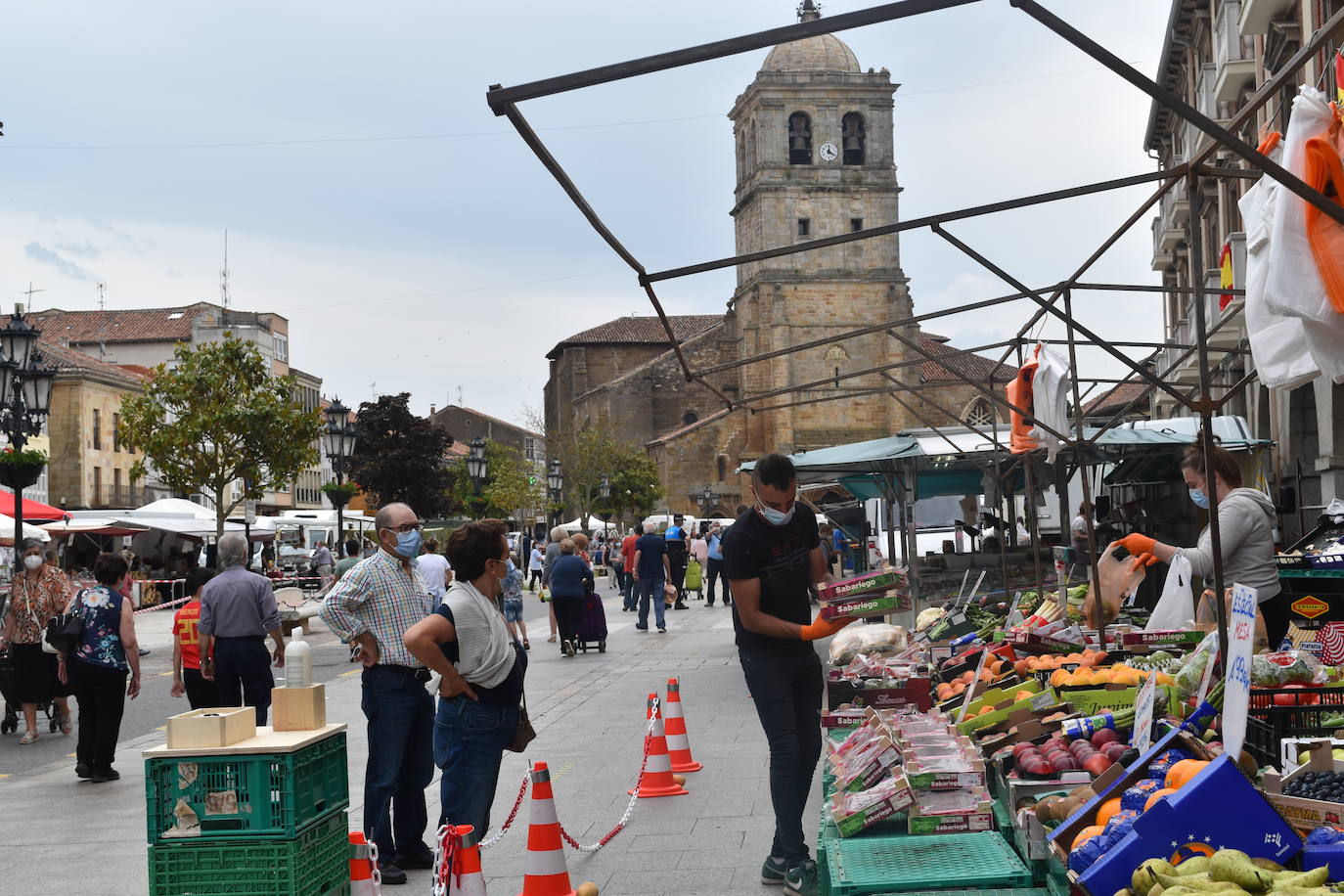 Mercadillo en la plaza España de Aguilar.
