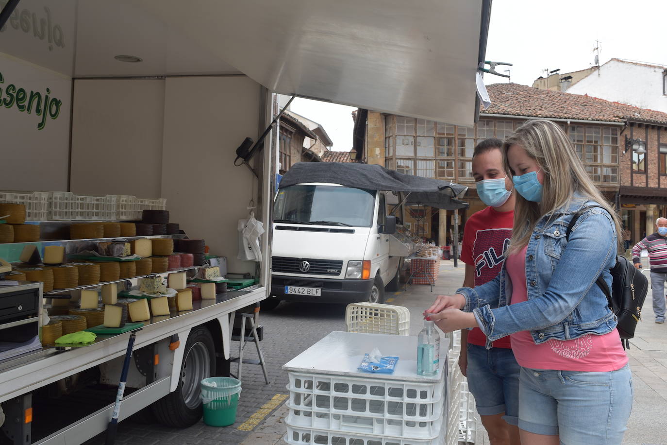 Mercadillo en la plaza España de Aguilar.