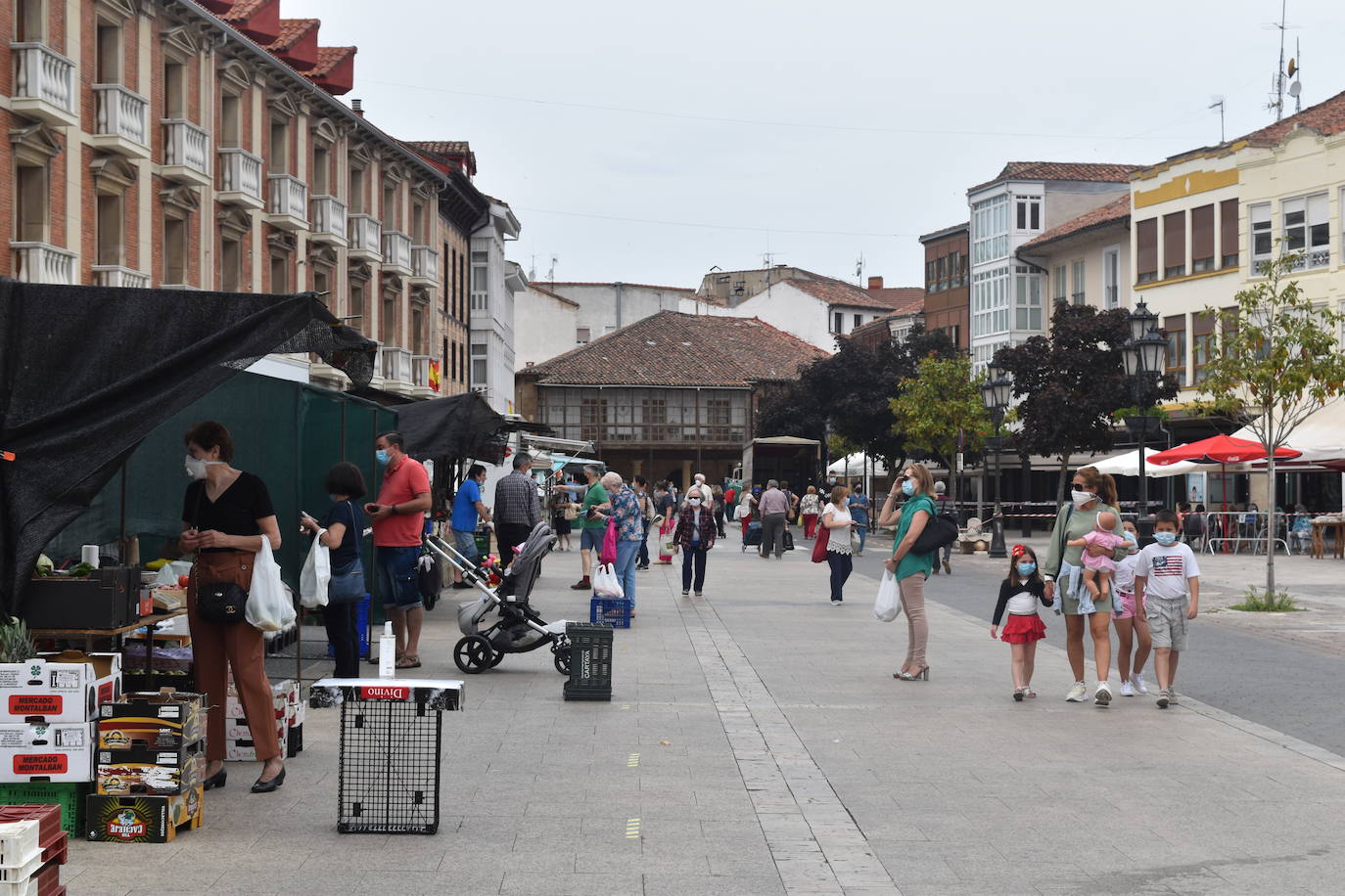 Mercadillo en la plaza España de Aguilar.