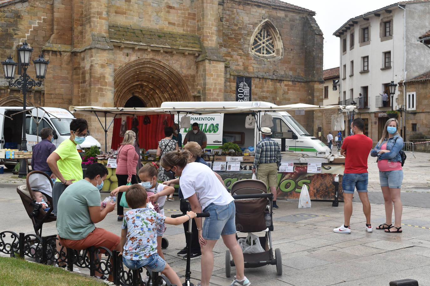 Mercadillo en la plaza España de Aguilar.