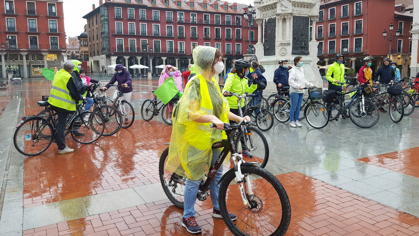 La cita, organizada por la Asamblea Ciclista y la plataforma Conbici, reúne a usuarios de las dos ruedas