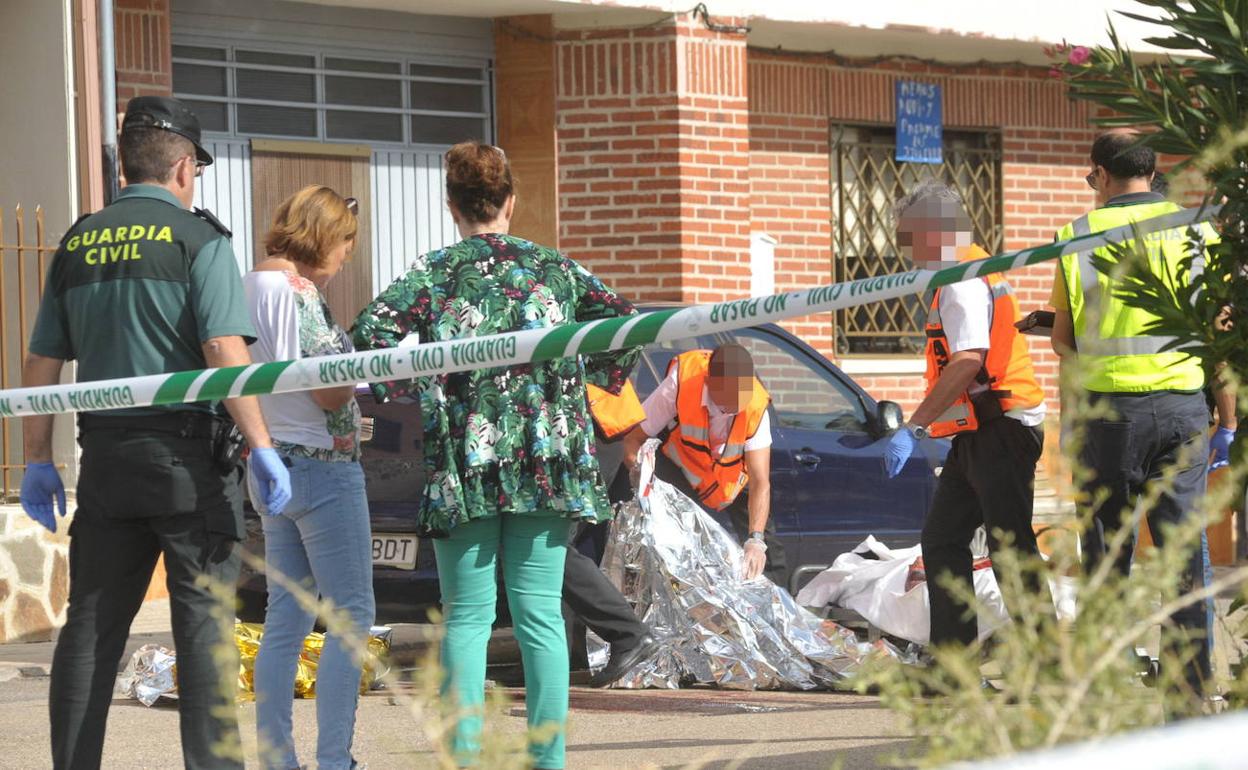 El momento en el que tapaban el cadáver de la víctima en septiembre de 2018.