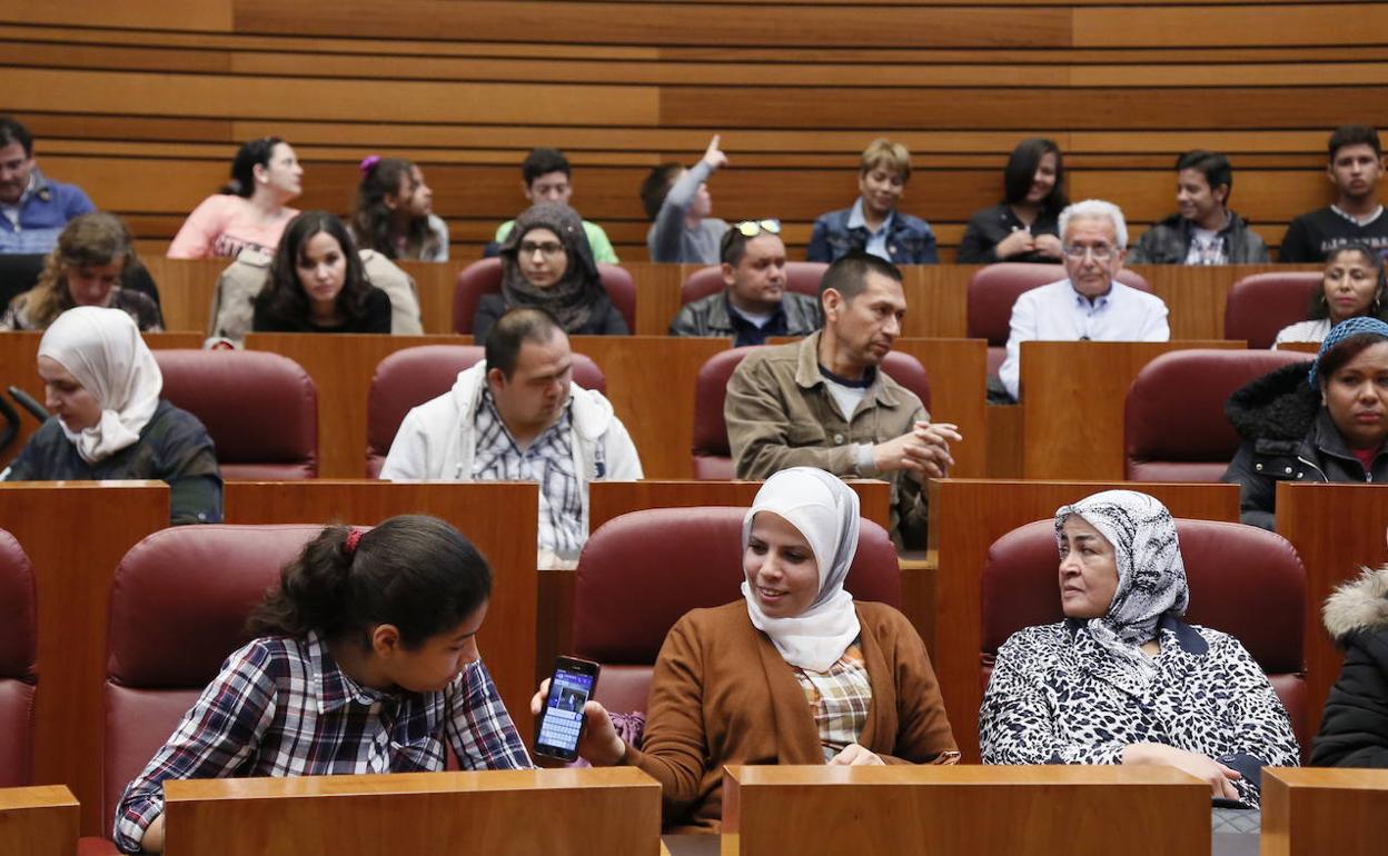 Inmigrantes, en una visita a las Cortes regionales.
