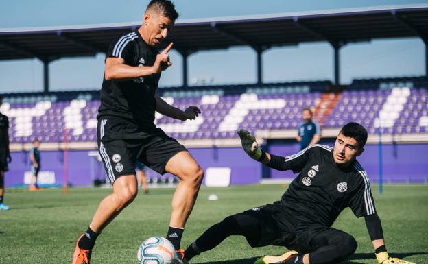 Rubén Alcaraz se dispone a culminar un mano a mano con Gaizka Campos. 