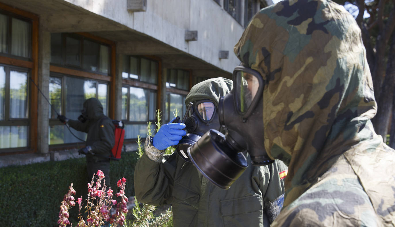 Efectivos de BRILAT en las tareas de desinfección de la residencia 