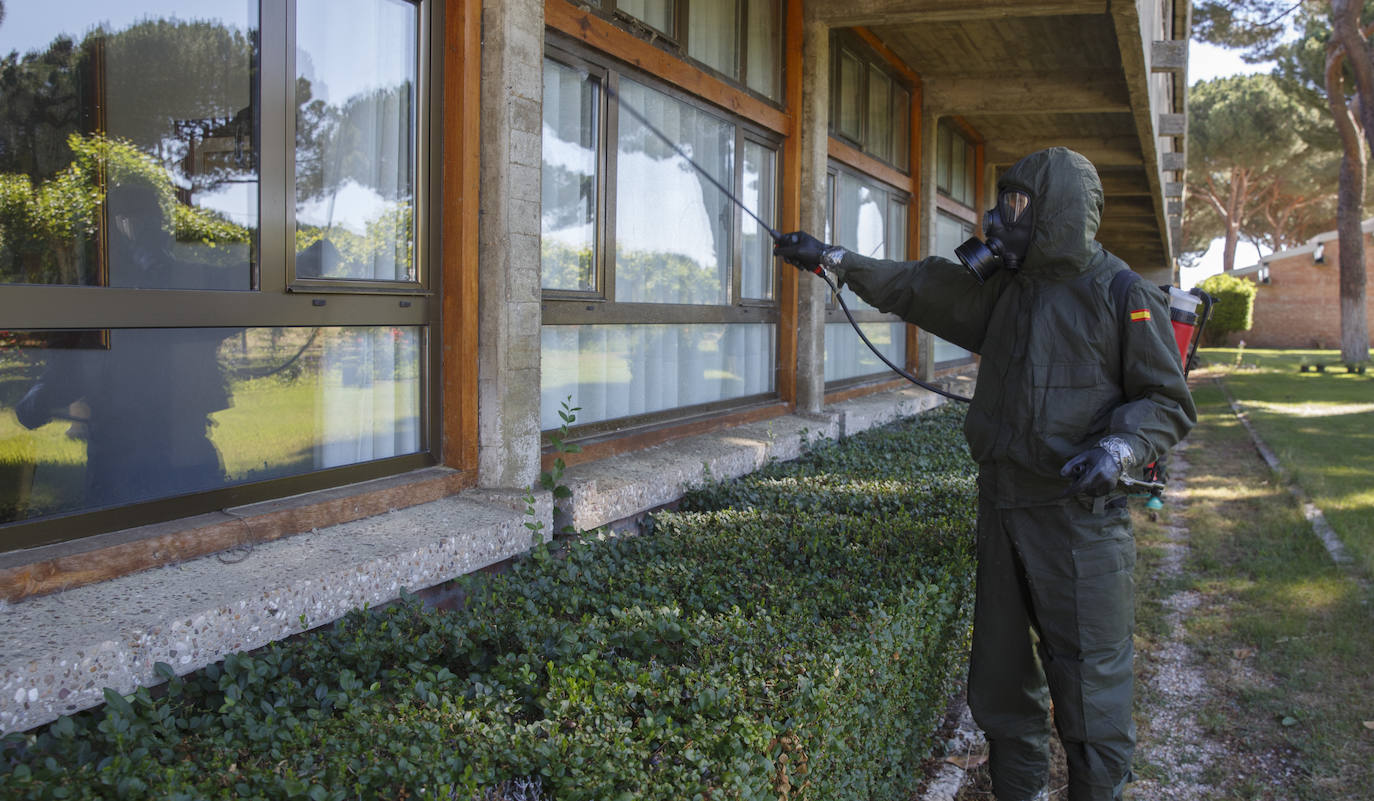 Efectivos de BRILAT en las tareas de desinfección de la residencia 