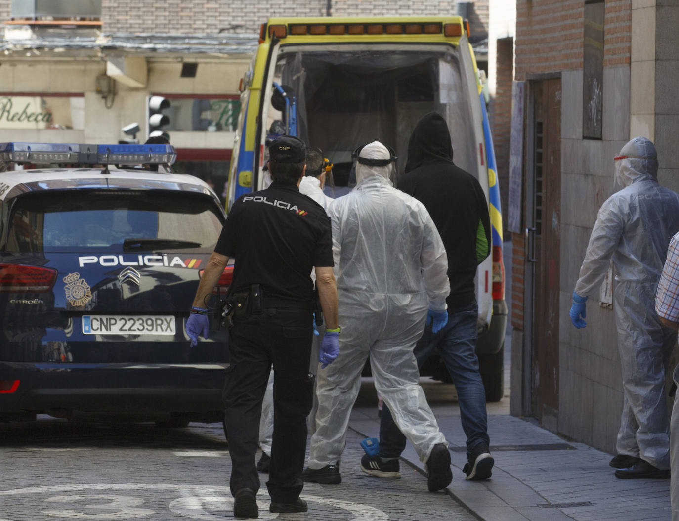 La Policía Nacional dio la alerta y una ambulancia covid trasladó al sospechoso al Clínico custodiado por los agentes, que tuvieron que colocarse los equipos de protección. 