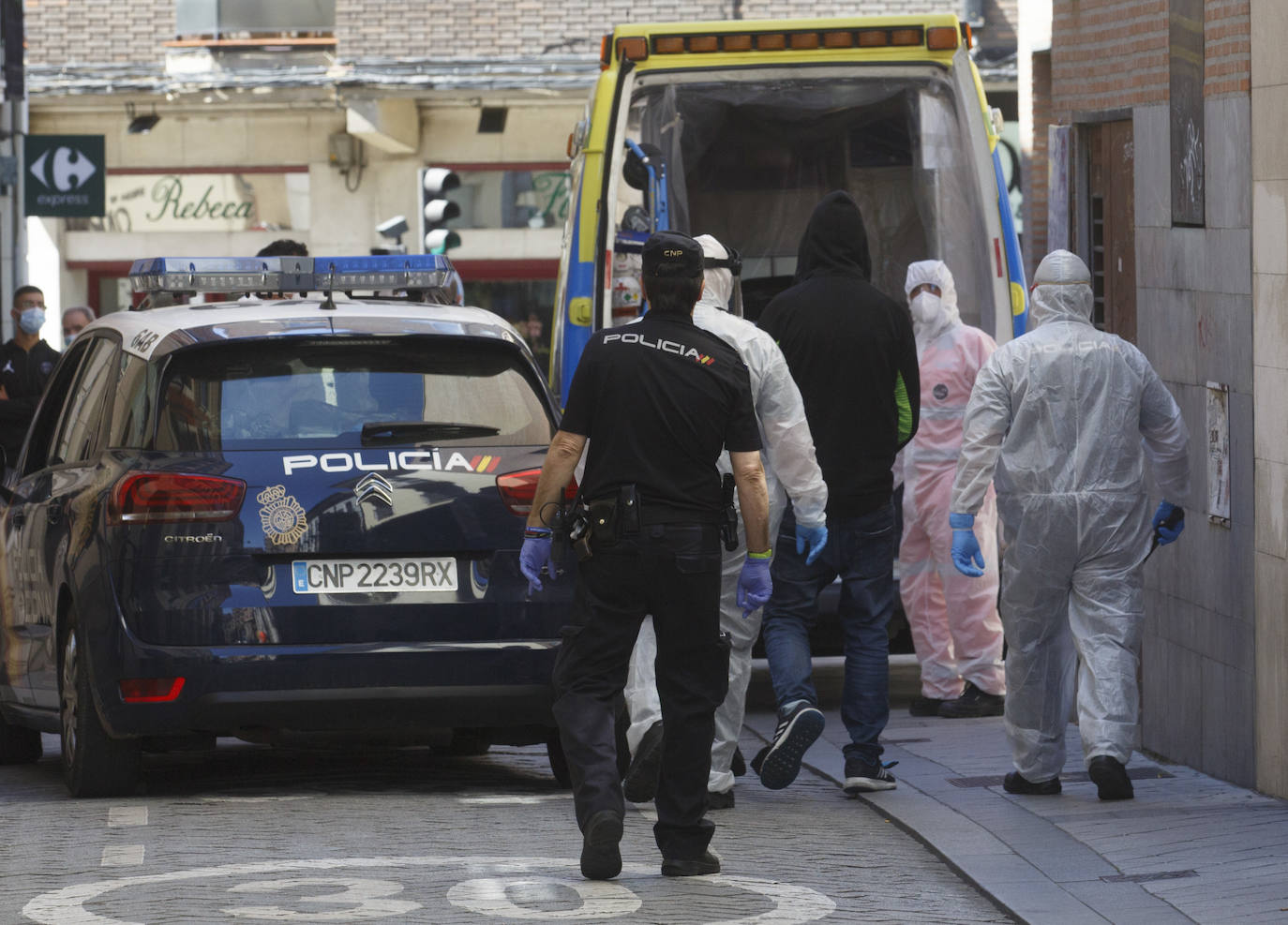 La Policía Nacional dio la alerta y una ambulancia covid trasladó al sospechoso al Clínico custodiado por los agentes, que tuvieron que colocarse los equipos de protección. 