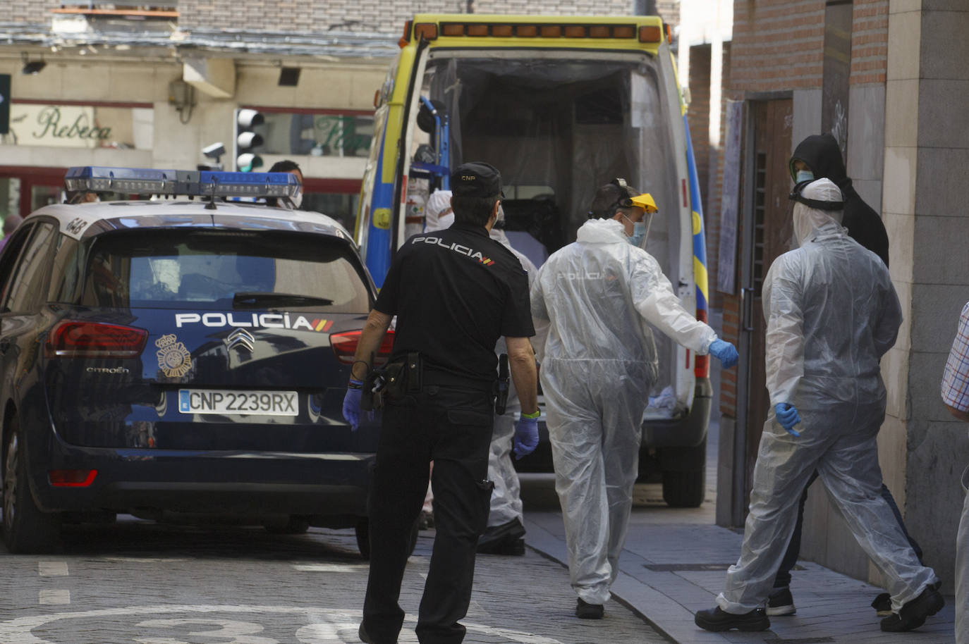 La Policía Nacional dio la alerta y una ambulancia covid trasladó al sospechoso al Clínico custodiado por los agentes, que tuvieron que colocarse los equipos de protección. 