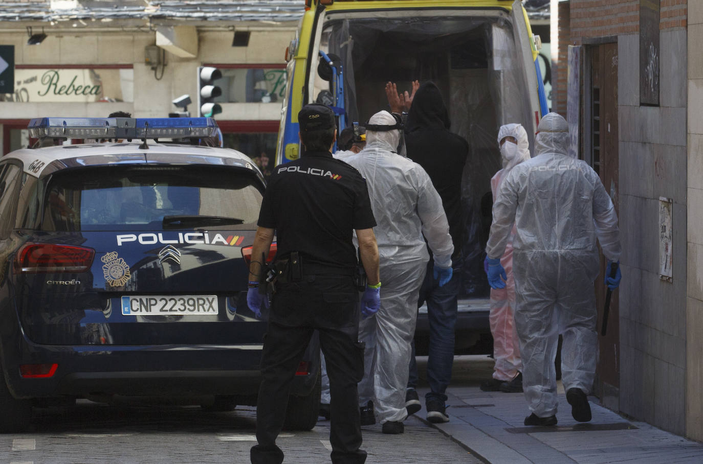 La Policía Nacional dio la alerta y una ambulancia covid trasladó al sospechoso al Clínico custodiado por los agentes, que tuvieron que colocarse los equipos de protección. 