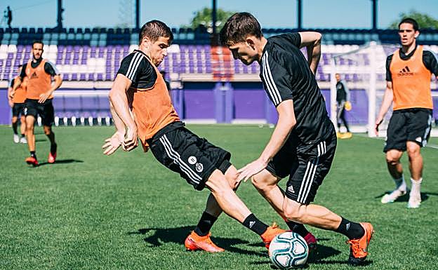 Pablo Hervías intenta sacarle un balón a Toni en un ejercicio colectivo en los Anexos. 