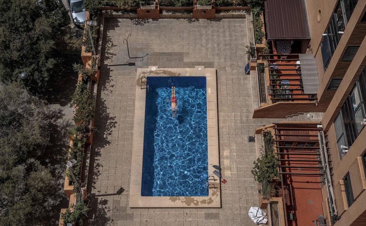 Una persona se baña en una piscina comunitaria.