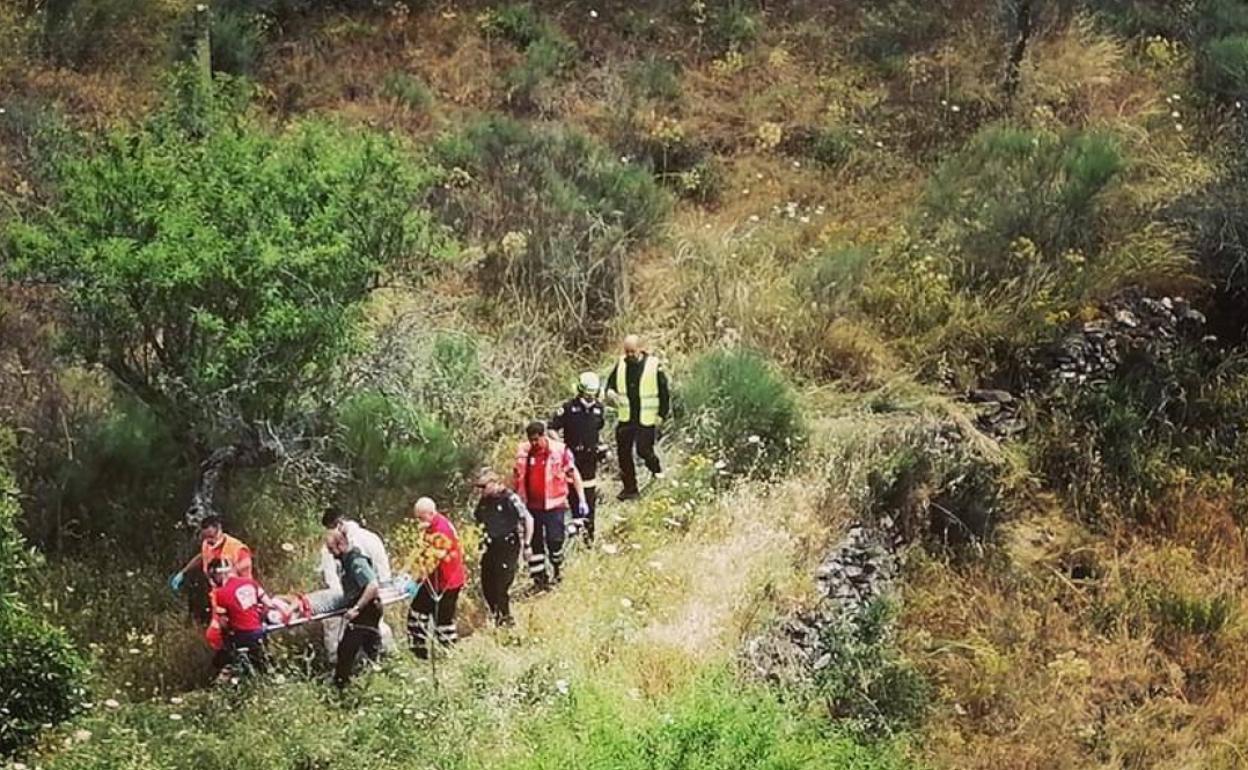 Rescate de uno de los heridos.