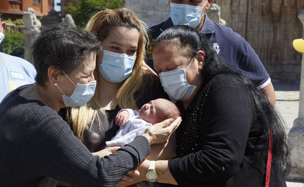 Las abuelas regalaban a finales de mayo las primeras carantoñas a Triana, nacida en Valladolid durante la pandemia.