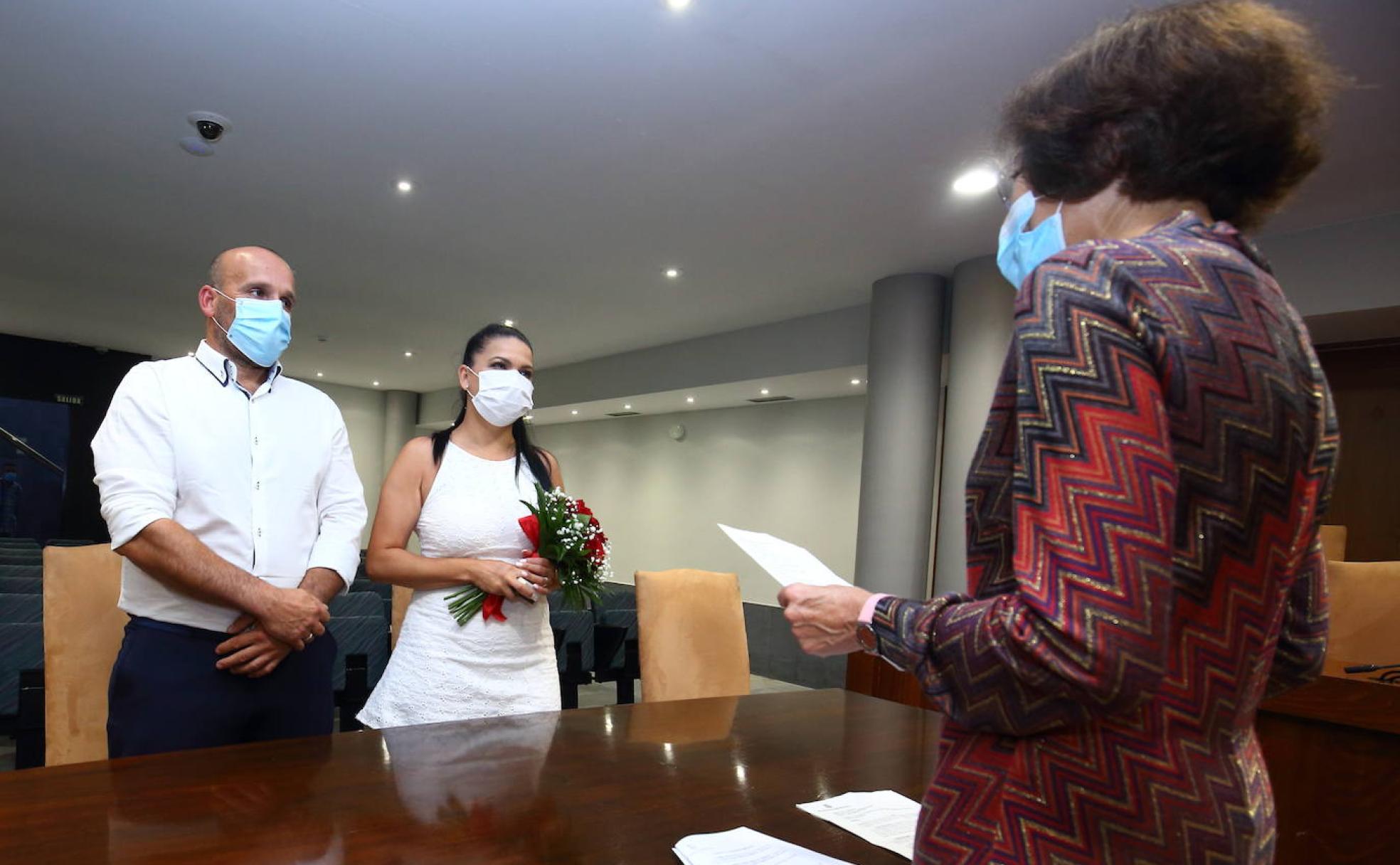 Alberto y Lourdes junto a la concejala que ha oficiado el enlace. 