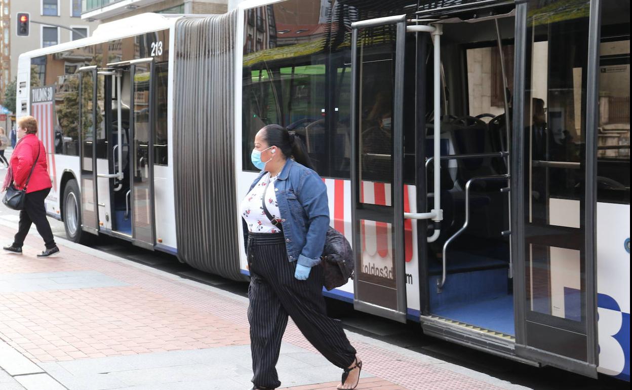 Usuarias del transporte público en Valladolid.