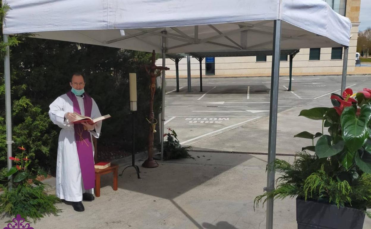 Un párroco salmantino, en la carpa junto al cementerio bajo la que se celebraron los oficios fúnebres hasta que Salamanca entró en la fase 1.