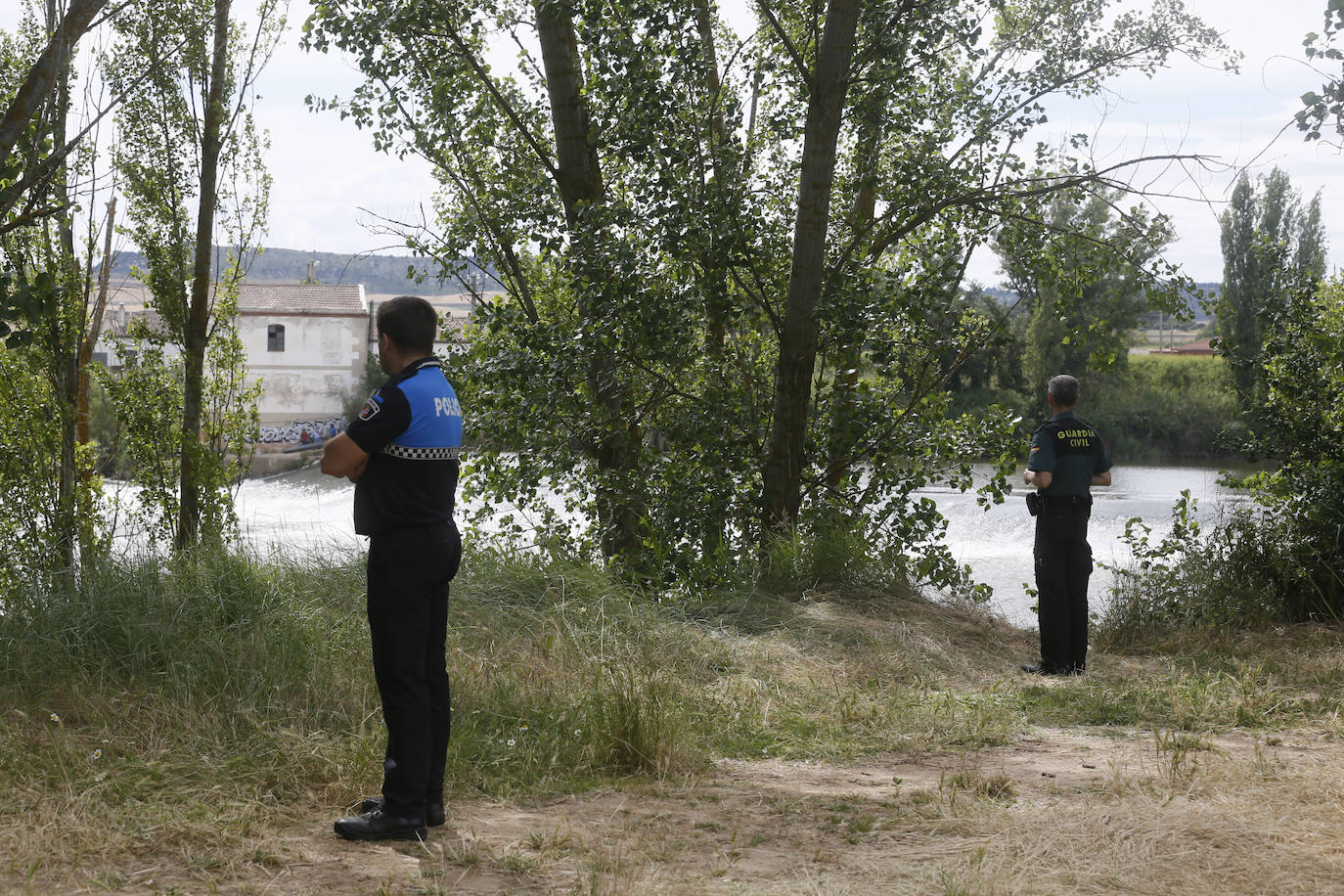 Agentes de la Guardia Civil rastrean desde ayer el río a la altura de Simancas en busca de un cocodrilo de gran tamaño. 