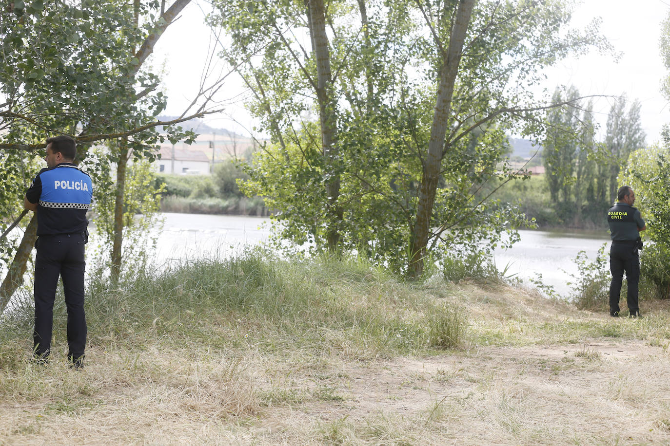 Agentes de la Guardia Civil rastrean desde ayer el río a la altura de Simancas en busca de un cocodrilo de gran tamaño. 