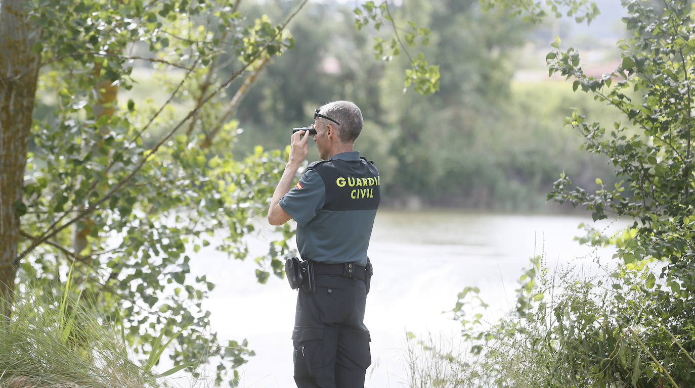 Agentes de la Guardia Civil rastrean desde ayer el río a la altura de Simancas en busca de un cocodrilo de gran tamaño. 