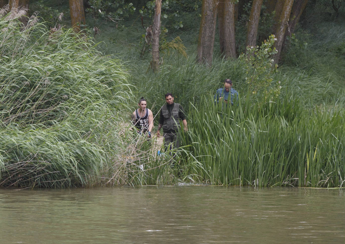 Agentes de la Guardia Civil rastrean desde ayer el río a la altura de Simancas en busca de un cocodrilo de gran tamaño. 