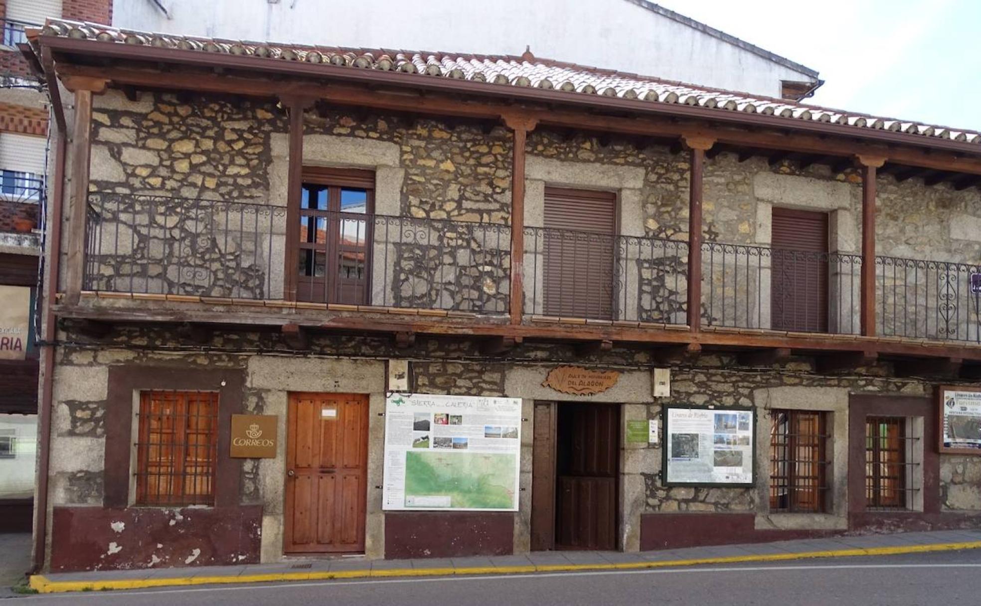 El Aula de la Naturaleza Alagón se encuentra en la segunda planta de un edificio que está junto a la Plaza Mayor de Linares de Riofrío.