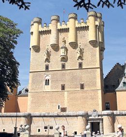 Imagen secundaria 2 - Arriba, iglesia de la Vera Cruz; a la izquierda, Ingenio para acuñar en la Casa de la Moneda y, a la derecha, torre y acceso al Alcázar. 