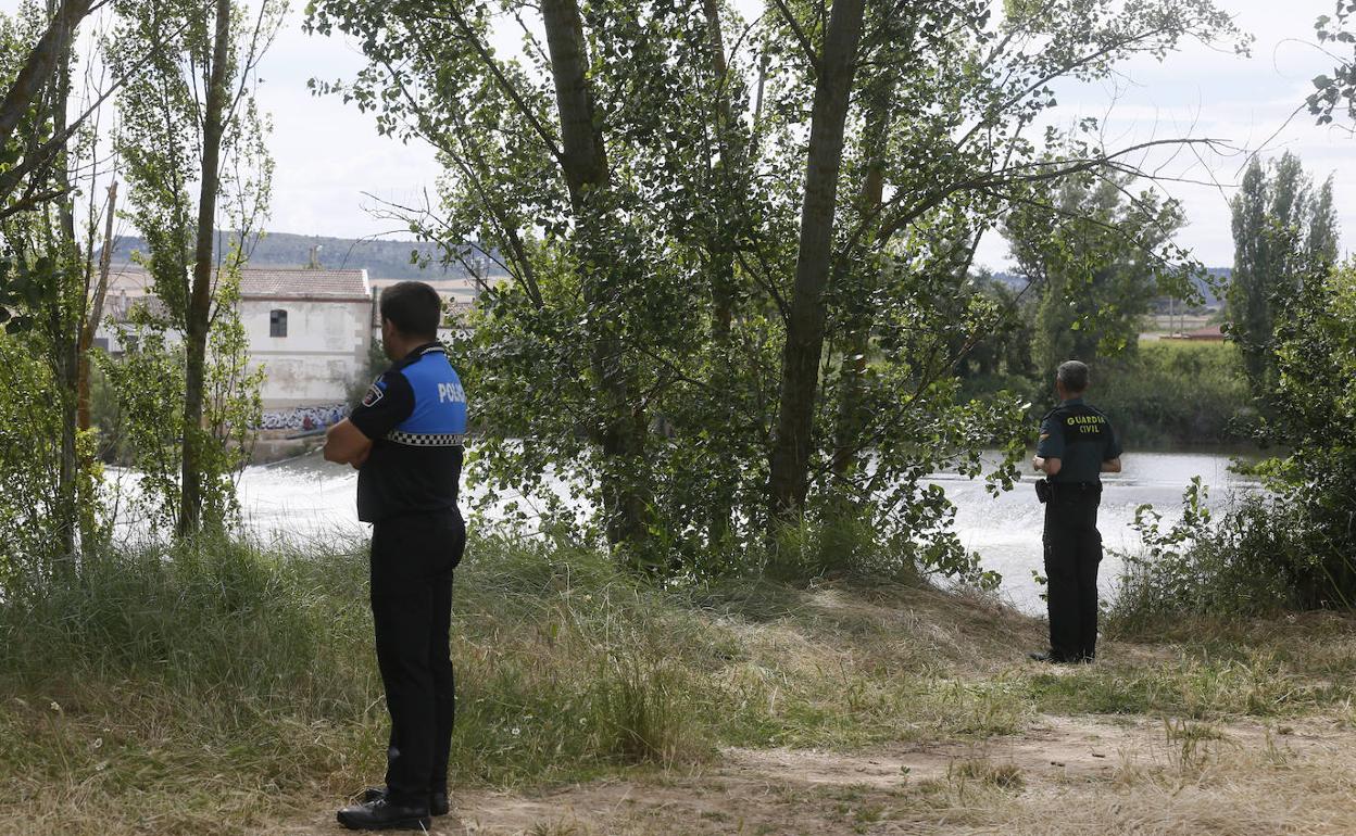 Un agente de la Policía Local de Simancas y otro de la Guardia Civil, durante las labores de búsqueda.