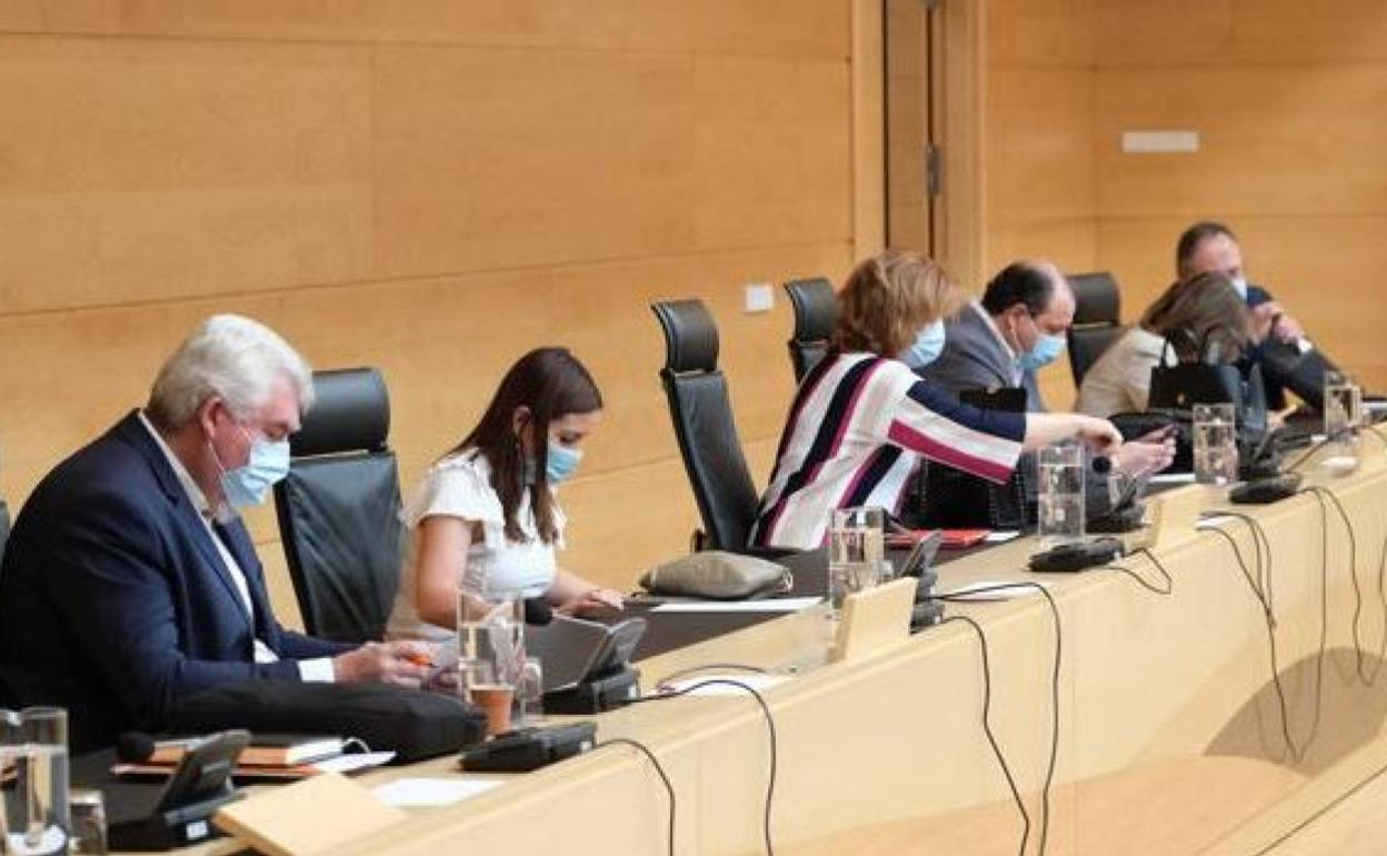 Procuradores del PP y de Ciudadanos, en la Comisión celebrada en las Cortes anteayer. 