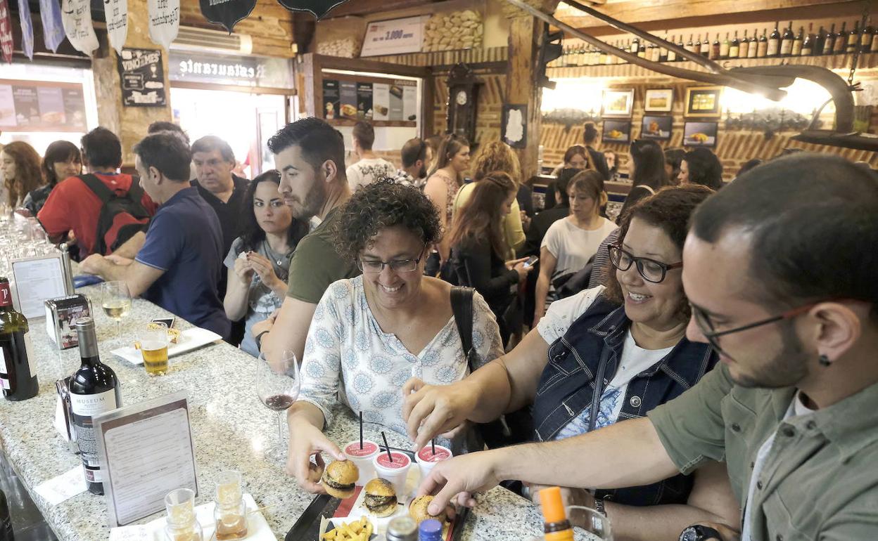 Clientes en la barra de Los Zagales antes del confinamiento. 