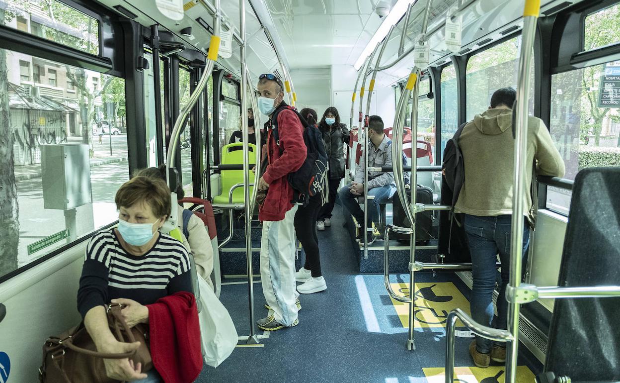 Viajeros con mascarilla en el bus en Valladolid. 