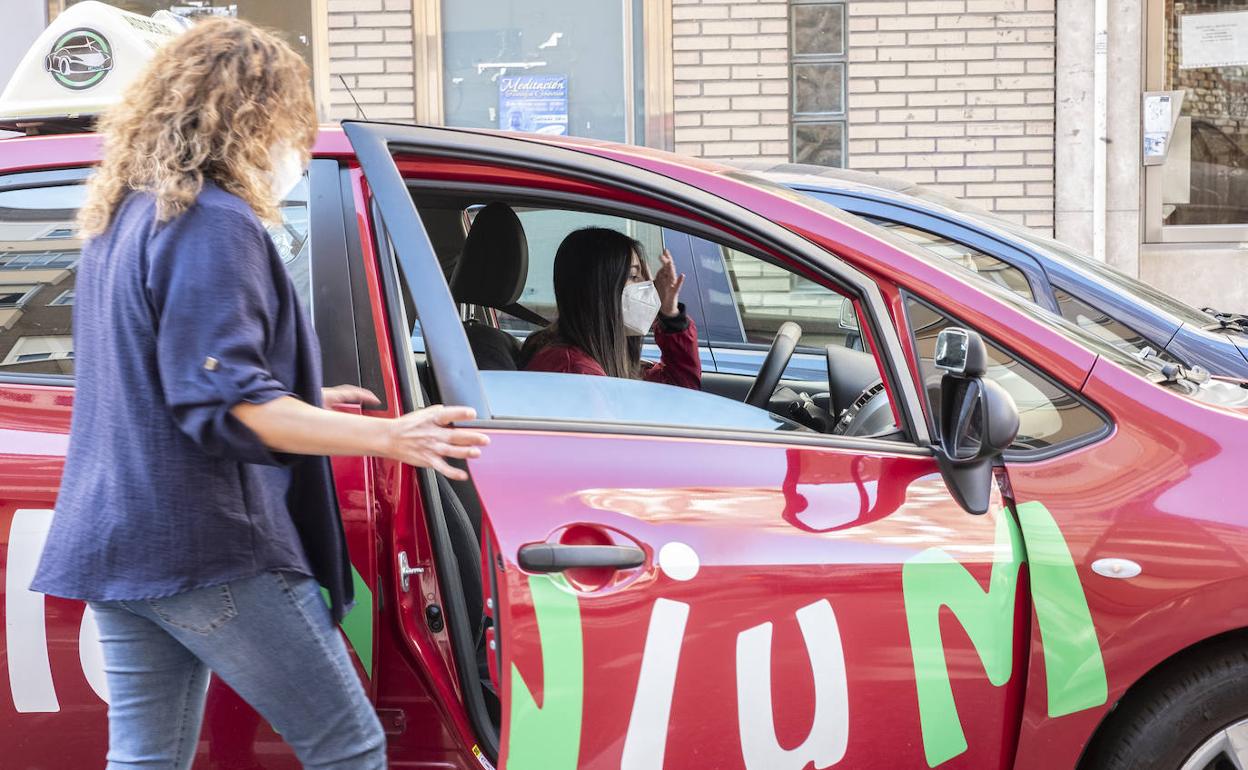 Mari Luz y Sofía, listas para la primera clase práctica del carné después del parón del coronavirus. 