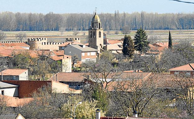 Imagen principal - Arriba, vista general del pueblo; bodega y las figuras de dos maragatos bajo el reloj del Ayuntamiento.