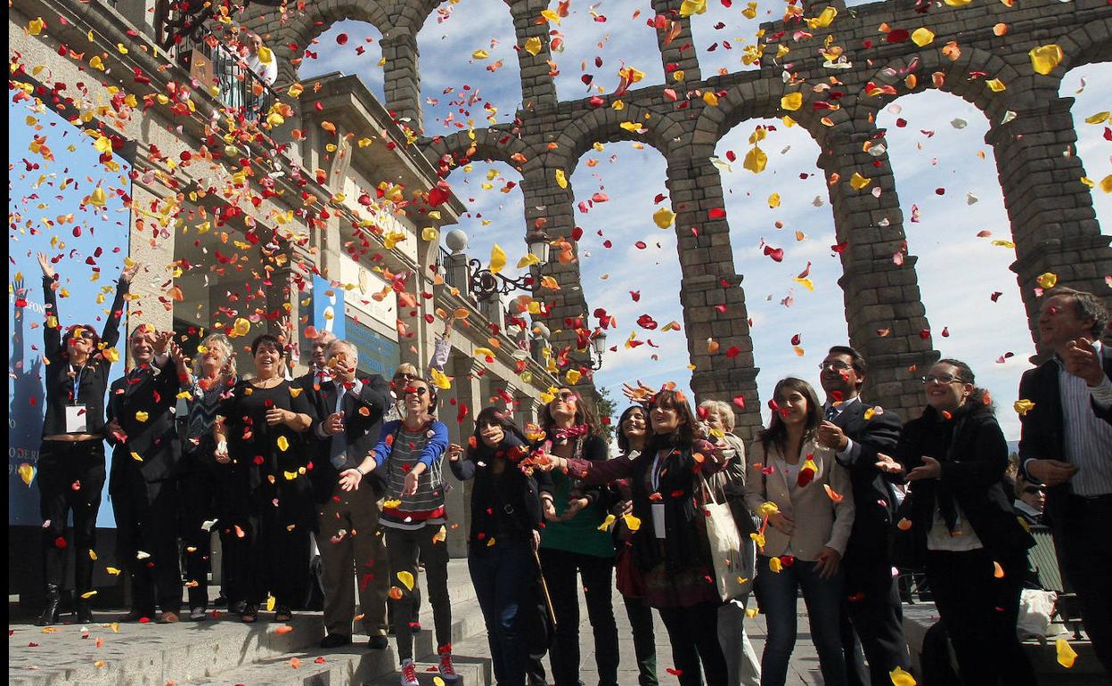 Imagen de la inauguración de una edición anterior del Hay Festival con el tradicional lanzamiento de pétalos al aire. 