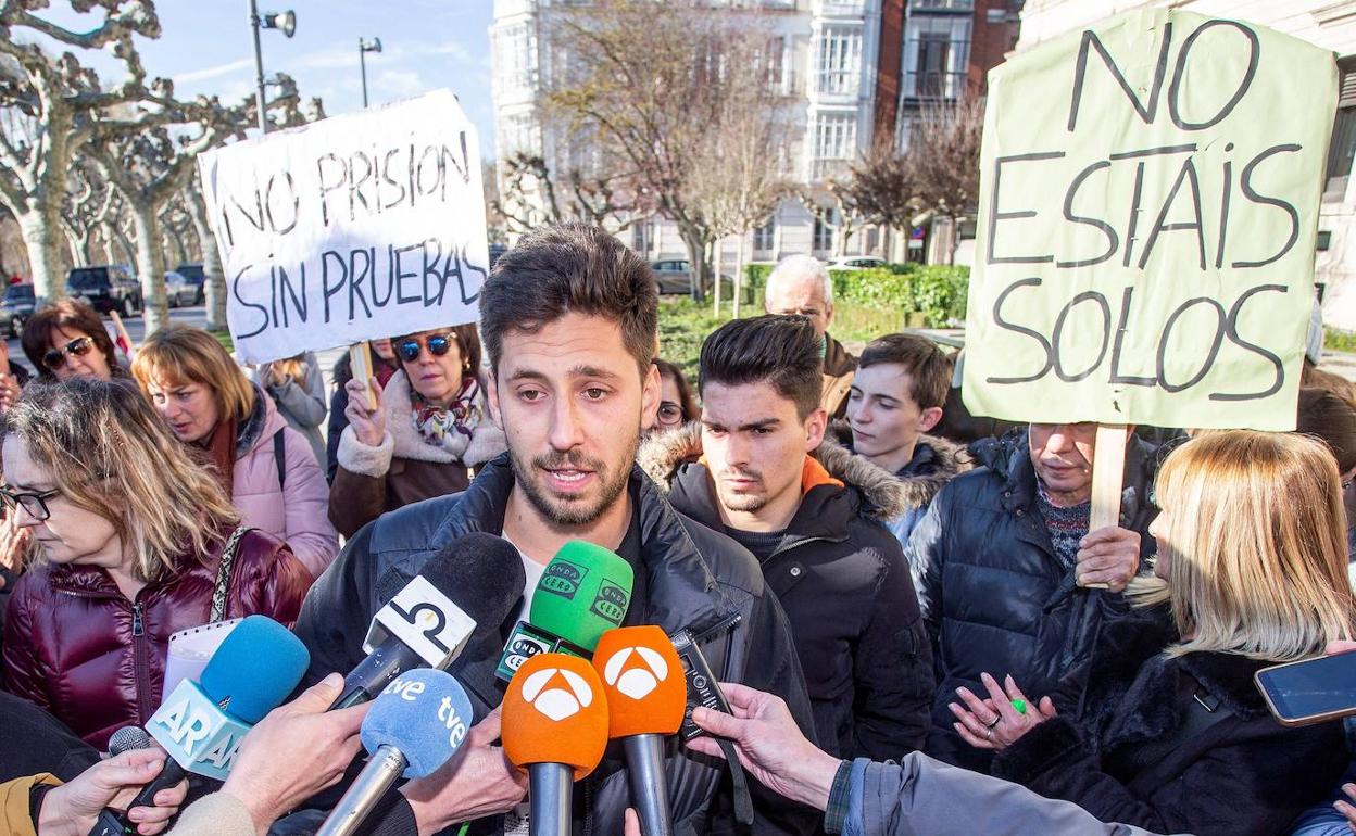 Los acusados responden a los medios de comunicación en una foto de archivo. 