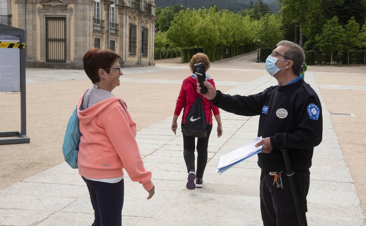 Una mujer se somete a un control de temperatura a la entada del Palacio Real de La Granja. Óscar Costa