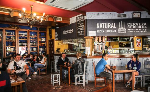 Algunas mesas pegadas a la barra en la Solera Berciana. 