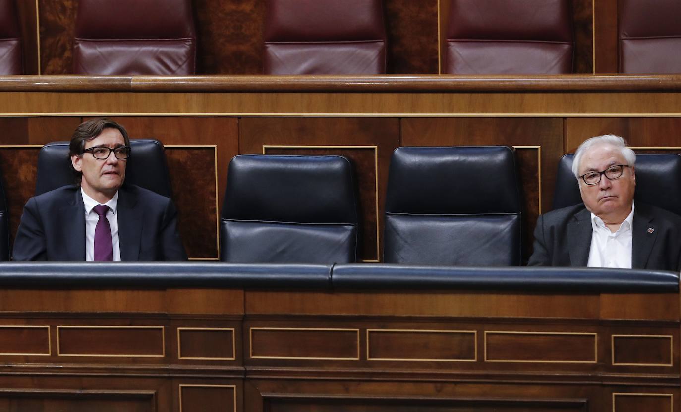 Salvador Illa y Manuel Castells, en el Congreso de los Diputados. 